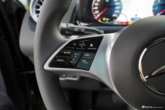 2025款奔驰GLB 220 时尚型