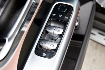 2025款奔驰GLC改款 300 L 4MATIC 动感型 7座