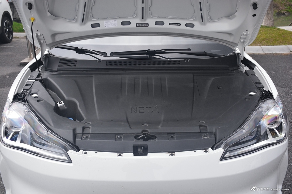 2021款哪吒V 标准续航娱乐版