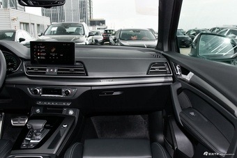 2026款奥迪Q5L 45周年典藏版 45 TFSI 豪华动感型