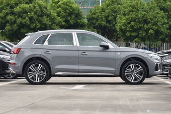 2026款奥迪Q5L 45周年典藏版 40 TFSI 时尚动感型