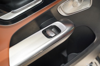 2025款奔驰GLC改款 300 L 4MATIC 豪华型 7座