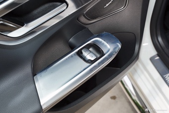 2025款奔驰C级 改款 C 260 L 4MATIC 运动版