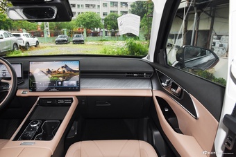 2025款瑞虎8 L 2.0T 自动长虹版