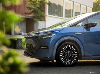 2025款小鹏X9 基本型 官图