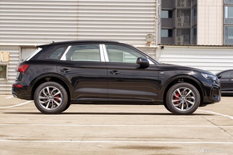 2025款奥迪Q5L 45周年典藏版 40 TFSI 豪华动感型