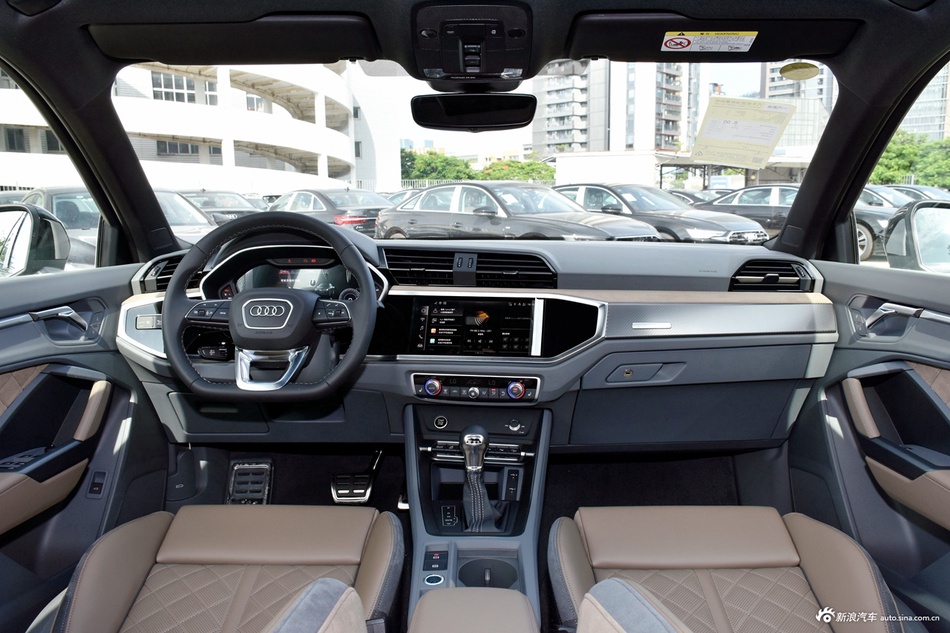 2025款奥迪Q3 45周年典藏版 45TFSI quattro 时尚动感型