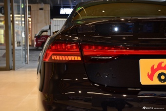 2022款奥迪A7L 45 TFSI quattro S-line 黑武士版