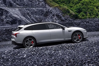 2024款哪吒S猎装 纯电 640 AWD MAX 官图