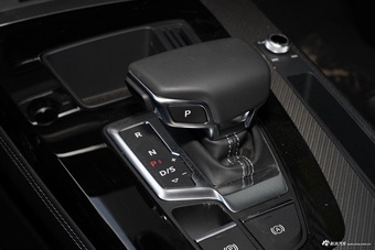 2022款奥迪Q5L 改款 45T 豪华动感型