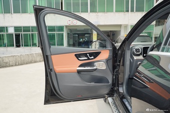 2025款奔驰GLC改款 300 L 4MATIC 豪华型 7座