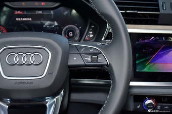 2025款奥迪Q3 45周年典藏版 45TFSI quattro 时尚动感型