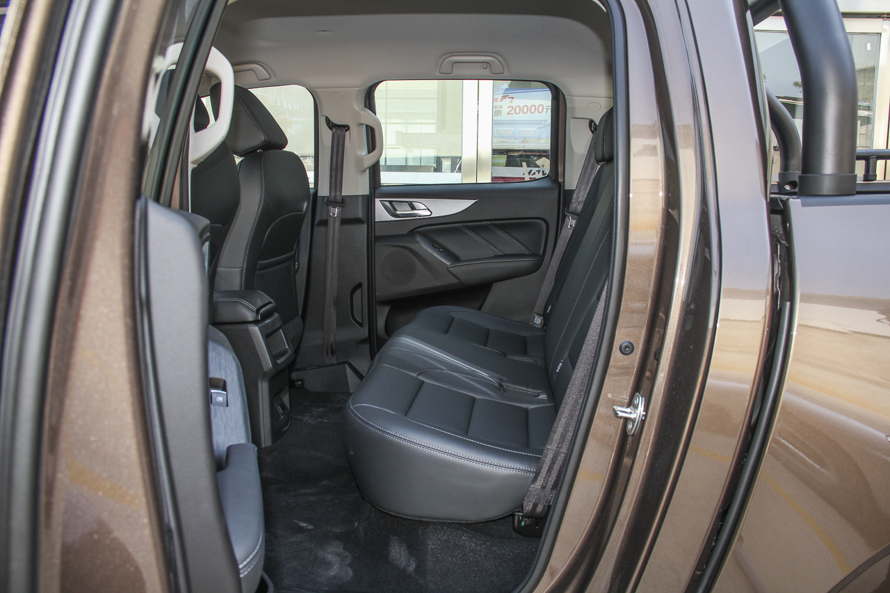  2019款长城炮2.0T手动商用版四驱标箱柴油精英型 