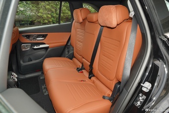2025款奔驰GLC改款 300 L 4MATIC 豪华型 7座
