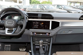 2025款奥迪Q3 45周年典藏版 45TFSI quattro 时尚动感型