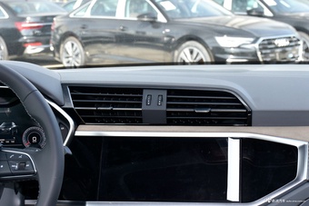 2025款奥迪Q3 45周年典藏版 45TFSI quattro 时尚动感型