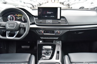 2026款奥迪Q5L 45周年典藏版 40 TFSI 豪华动感型
