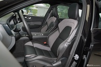 2026款沃尔沃XC60 B5 四驱智远极夜黑版