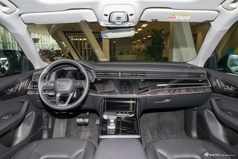 2024款奥迪Q8 55 TFSI 豪华动感型