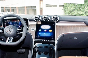 2025款奔驰GLC改款 300 L 4MATIC 动感型 7座