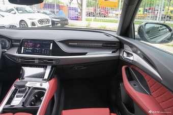 2026款奥迪Q6 45 TFSI quattro 黑武士版