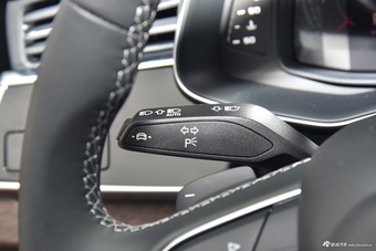 2025款奥迪Q7 45 TFSI quattro S line运动型7座