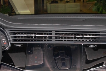 2024款奥迪Q8 55 TFSI 豪华动感型
