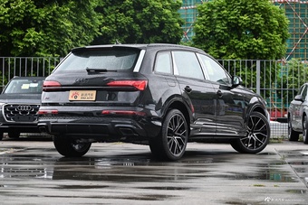 2025款奥迪Q7 55 TFSI quattro S line黑武士型