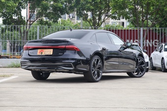 2025款奥迪A7L 55 TFSI quattro 黑武士版
