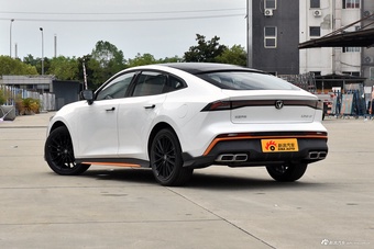 2025款长安UNI-V 1.5T 500Bar尊贵运动型