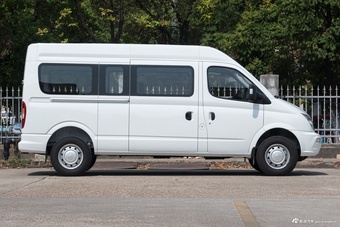 2023款上汽MAXUS V80 2.0T AMT经典傲运通长轴中顶6/7/8/9座