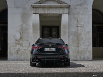 2024款Giulia朱丽叶 2.9T V6 520HP 四叶草Super Sport黑标限量版